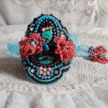 Armband Naïade Haute-Couture manchet geborduurd met Turquoise cabochons, een zeer oude roze kant, edelsteen kralen: Coral Light en rocailles. 